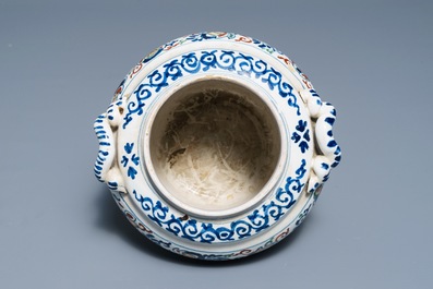 Een polychrome Delftse kasjmier palet pot met getorste oren, Engeland, 1e kwart 18e eeuw