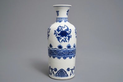 Un vase de forme rouleau en porcelaine de Chine bleu et blanc, Kangxi