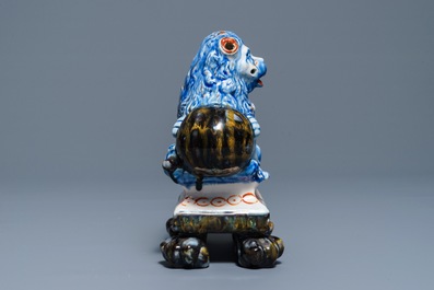 Un mod&egrave;le d'un lion en fa&iuml;ence polychrome de Delft, 19&egrave;me