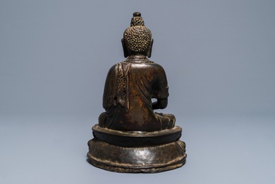 Een Sino-Tibetaanse bronzen figuur van Buddha Shakyamuni, Ming