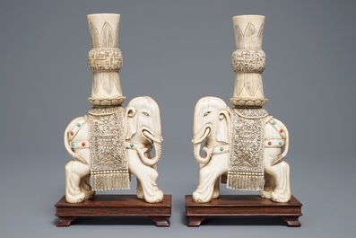 Een paar met turkoois en koraal ingelegde ivoren kandelaars in de vorm van olifanten, 19e eeuw