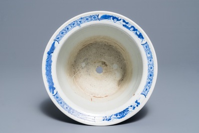 Deux plats et neuf soucoupes en famille rose et un cachepot en porcelaine de Chine bleu et blanc, 19&egrave;me