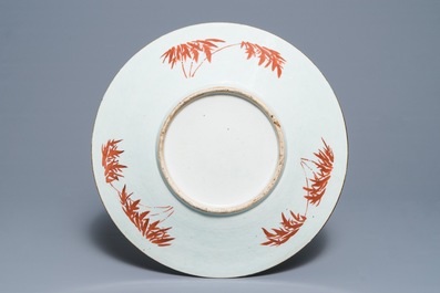 Deux plats et neuf soucoupes en famille rose et un cachepot en porcelaine de Chine bleu et blanc, 19&egrave;me