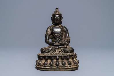 Een Sino-Tibetaanse bronzen figuur van Buddha Shakyamuni, Ming