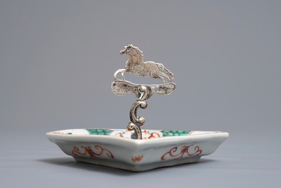 Une paire de pots couverts de style Imari, une coupe famille verte et un lion sancai en porcelaine de Chine, Kangxi