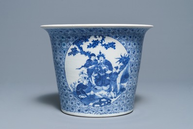 Deux plats et neuf soucoupes en famille rose et un cachepot en porcelaine de Chine bleu et blanc, 19&egrave;me