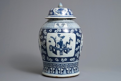 Un vase couvert en porcelaine de Chine bleu et blanc &agrave; d&eacute;cor d'antiquit&eacute;s, 19&egrave;me