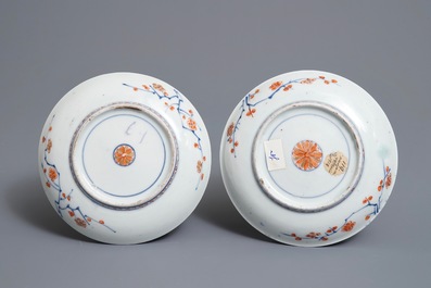 Een paar Japanse Imari dekselkoppen op schotels, een dekselvaas en een ajour wierookbrander, Edo/Meiji, 18/19e eeuw