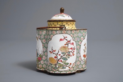 Een Chinese Canton email theepot en deksel met insecten, vogels en bloemen, Qianlong