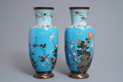 Een paar Japanse cloisonn&eacute; vazen met vogels en bloemen, Meiji, 19e eeuw