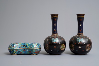 Een paar Chinese cloisonn&eacute; flesvormige vazen en een dekseldoos, 19/20e eeuw