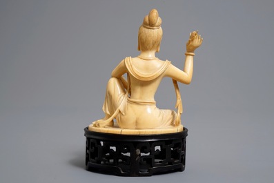 Een Chinese ivoren figuur van Guanyin op houten sokkel met originele doos, Republiek, vroeg 20e eeuw