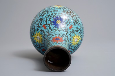 Een Chinese flesvormige cloisonn&eacute; vaas met lotusslingers, Da Ming Nian Zhi merk, Ming/Qing