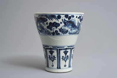 Un vase de forme meiping coup&eacute; en porcelaine de Chine bleu et blanc de style Yuan, 19/20&egrave;me