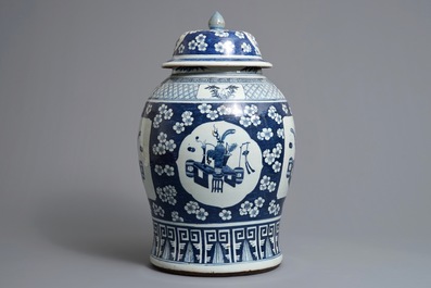 Un vase couvert en porcelaine de Chine bleu et blanc &agrave; d&eacute;cor d'antiquit&eacute;s, 19&egrave;me