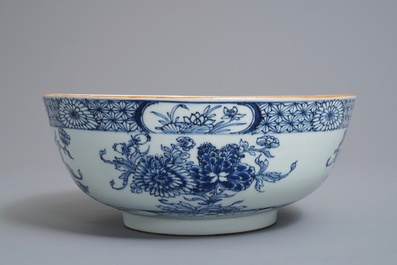 Een Chinese blauwwitte kom met floraal decor, Qianlong