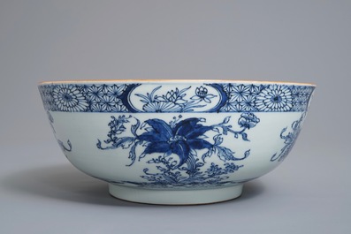 Een Chinese blauwwitte kom met floraal decor, Qianlong