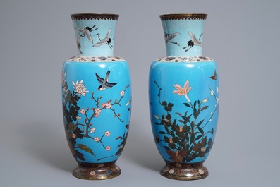 Une paire de vases en &eacute;maux cloisonn&eacute;s &agrave; fond bleu l&eacute;ger, Japon, Meiji, 19&egrave;me