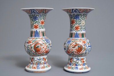 Une paire de vases de forme gu en porcelaine de Chine wucai, marque de Wanli, R&eacute;publique, 20&egrave;me