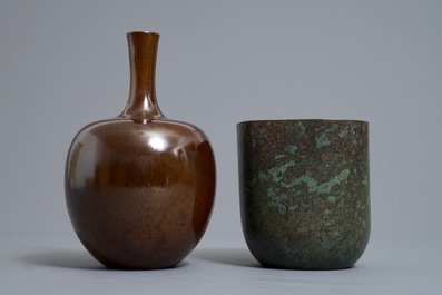 Two fine Japanese bronze vases, Showa, 20th C.