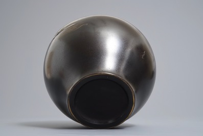 Un vase globulaire en bronze &agrave; d&eacute;cor de ko&iuml; en relief, &eacute;poque Meiji/Taisho, 1&egrave;re moiti&eacute; du 20&egrave;me