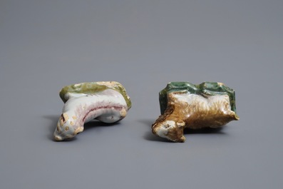 Twee polychrome Delftse miniaturen van een hondje en een geit, 18e eeuw