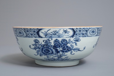 Een Chinese blauwwitte kom met floraal decor, Qianlong