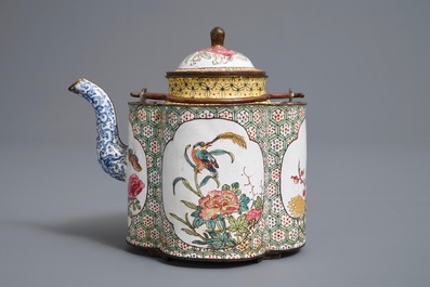 Een Chinese Canton email theepot en deksel met insecten, vogels en bloemen, Qianlong