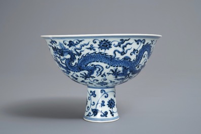 Een Chinese bluawwitte stem cup, Xuande merk, 19/20e eeuw