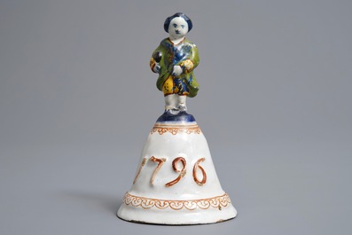 Une cloche de table en fa&iuml;ence polychrome de Delft, dat&eacute;e 1796