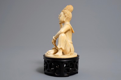 Een Chinese ivoren figuur van Guanyin op houten sokkel met originele doos, Republiek, vroeg 20e eeuw