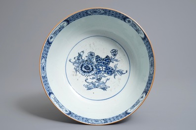 Een Chinese blauwwitte kom met floraal decor, Qianlong