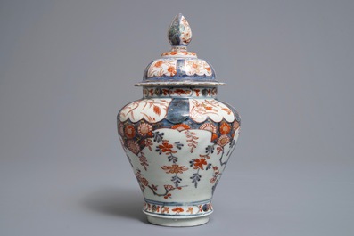 Une paire de bols couverts sur soucoupes, un vase couvert et un br&ucirc;le-parfum ajour&eacute; en porcelaine de Japon, Edo/Meiji, 18/19&egrave;me