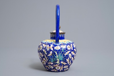 Een Chinese Canton email theepot met floraal decor, 18/19e eeuw