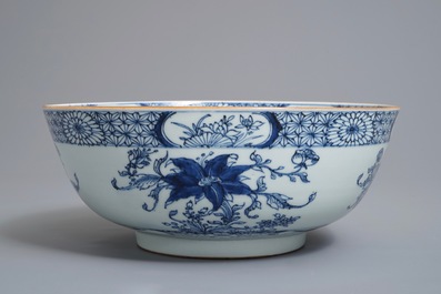 Een Chinese blauwwitte kom met floraal decor, Qianlong