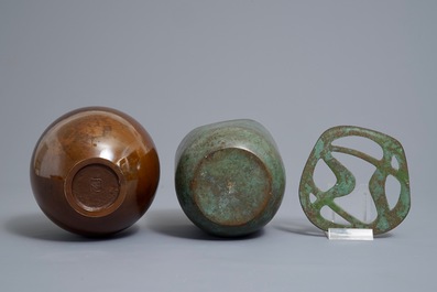 Two fine Japanese bronze vases, Showa, 20th C.