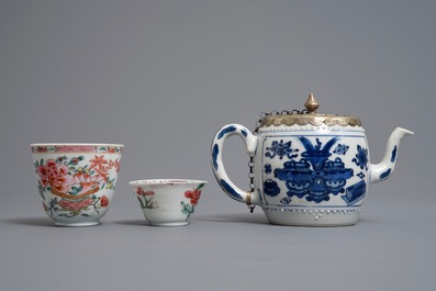 Twee Chinese famille rose koppen en schotels en een blauwwitte theepot, Kangxi/Qianlong