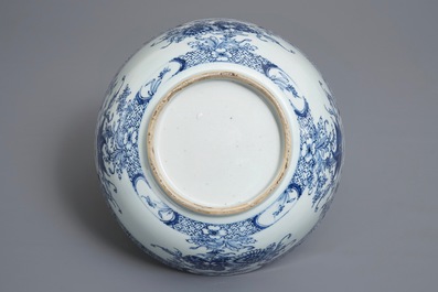 Een Chinese blauwwitte kom met floraal decor, Qianlong