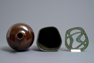 Two fine Japanese bronze vases, Showa, 20th C.