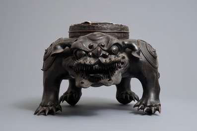 A large Japanese bronze model of a foo dog, Edo, 17/18th C.