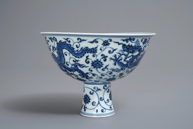 Een Chinese bluawwitte stem cup, Xuande merk, 19/20e eeuw