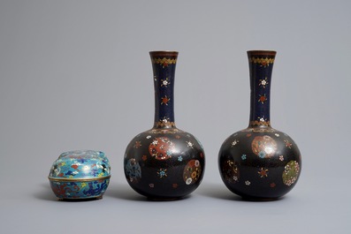 Een paar Chinese cloisonn&eacute; flesvormige vazen en een dekseldoos, 19/20e eeuw