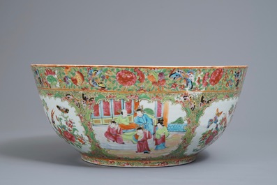 Un grand bol en porcelaine de Chine famille rose de Canton, 19&egrave;me