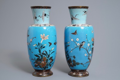 Een paar Japanse cloisonn&eacute; vazen met vogels en bloemen, Meiji, 19e eeuw