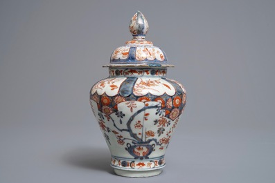 Une paire de bols couverts sur soucoupes, un vase couvert et un br&ucirc;le-parfum ajour&eacute; en porcelaine de Japon, Edo/Meiji, 18/19&egrave;me