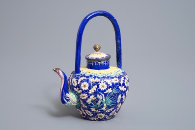 Een Chinese Canton email theepot met floraal decor, 18/19e eeuw