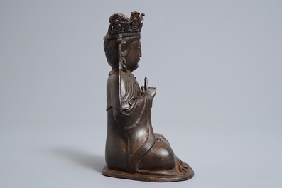 Een Chinese bronzen figuur van Guanyin, 19e eeuw