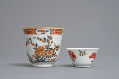 Deux tasses et soucoupes en porcelaine de Chine famille rose et verte, Kangxi/Qianlong