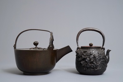 Twee Japanse tetsubins in smeedijzer en brons, Meiji, 19e eeuw