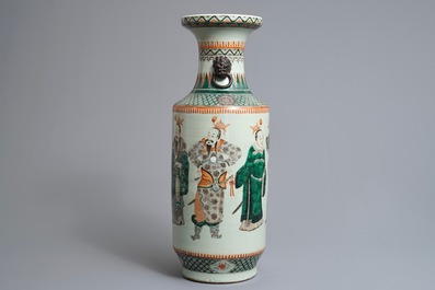 Un vase en porcelaine de Chine famille verte, 19&egrave;me